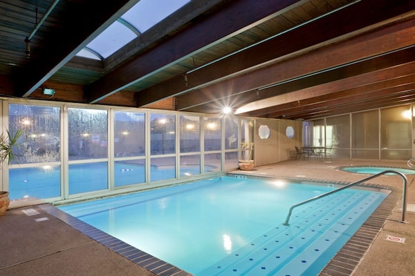 Piscina interna, piscina externa, espreguiçadeiras