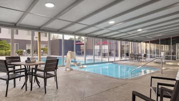 Innenpool, Außenpool, geöffnet von 09:00 Uhr bis 22:00 Uhr, Liegestühle