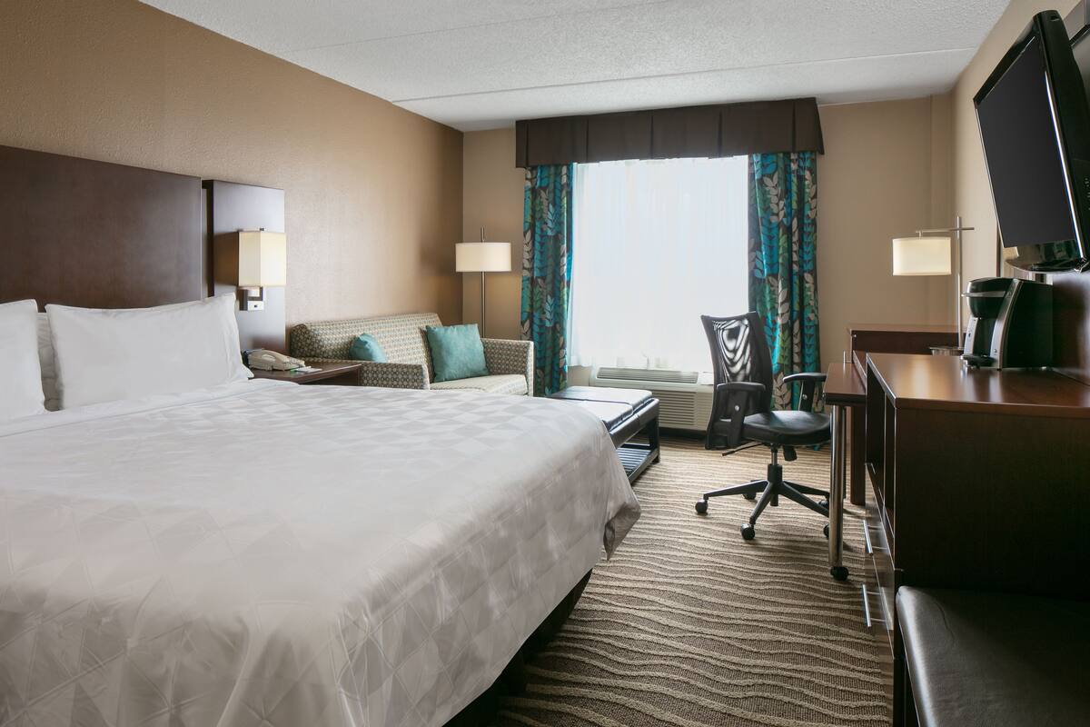 Standard Room, 1 King Bed with Sofa bed | Premium bedding, in-room safe, desk, blackout drapes