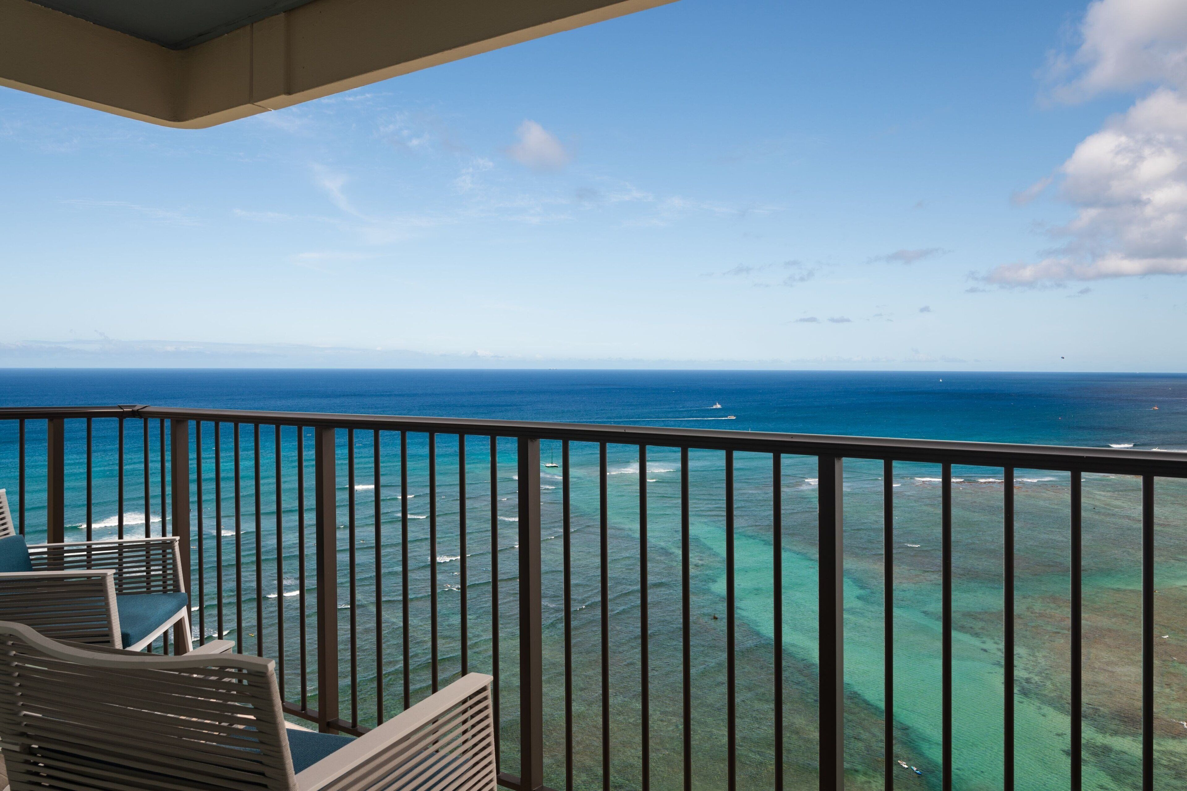 Ein Balkon mit Blick auf den Ozean und eine entfernte Insel.