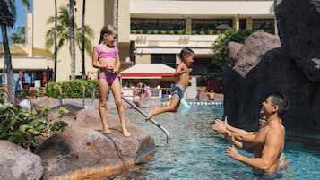 2 piscinas al aire libre, camas de piscina con cargo, sombrillas