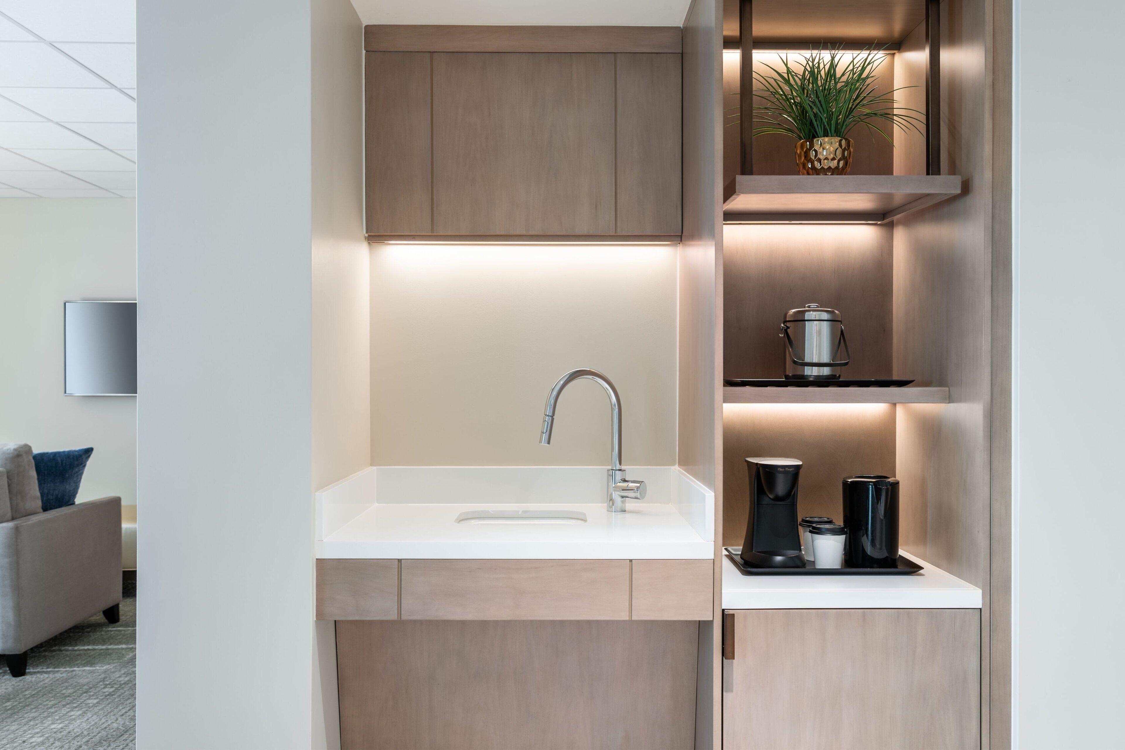 executive suite, 1 bedroom (1 king or 2 doubles) | bar (on property) | 2 bars/lounges, cocktail bar