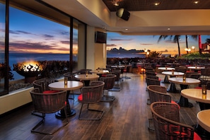 7 restaurants, breakfast, lunch, dinner served; Asian cuisine