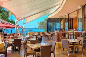 Café da manhã completo todos os dias (USD 35.00 por pessoa) 