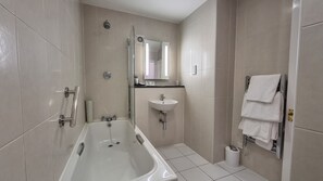 Combined shower/bathtub, free toiletries, hair dryer, towels