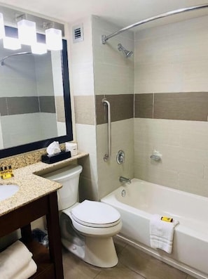 Kamer, 1 kingsize bed, toegankelijk voor mindervaliden, niet-roken | Badkamer | Een bad/douchecombinatie, gratis toiletartikelen, een haardroger