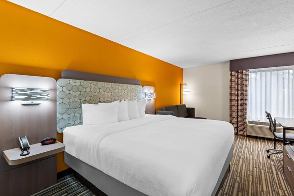 Hypo-allergenic bedding, pillow-top beds, individually decorated - Spark by Hilton Syracuse Carrier Circle (East Syracuse)