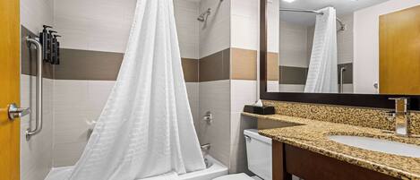Un bagno moderno con doccia, WC e lavabo.