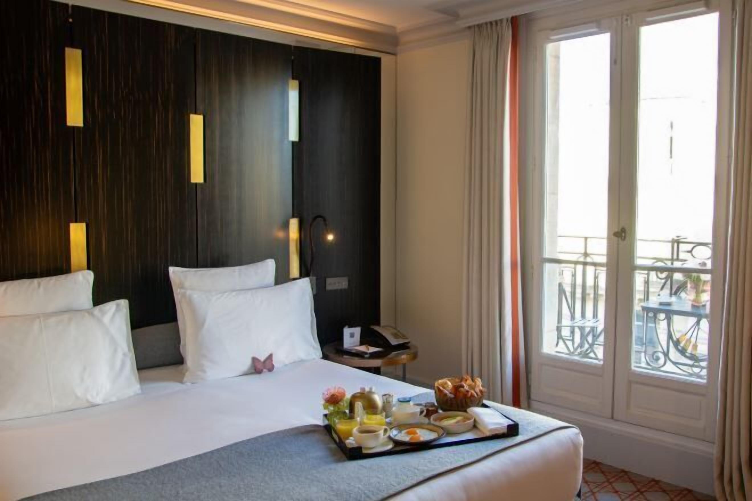 Luxe beddengoed, een minibar, een kluis op de kamer, een bureau