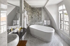 Junior suite | Badkamer | Gratis toiletartikelen, een haardroger, badjassen, pantoffels