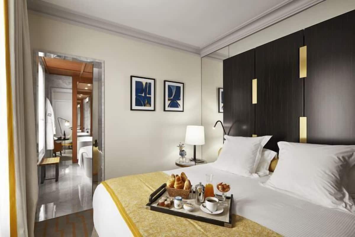 Peralatan tempat tidur premium, bar mini, peti besi dalam bilik, meja