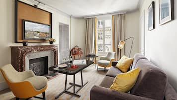 Suite | Living area | Flat-screen TV