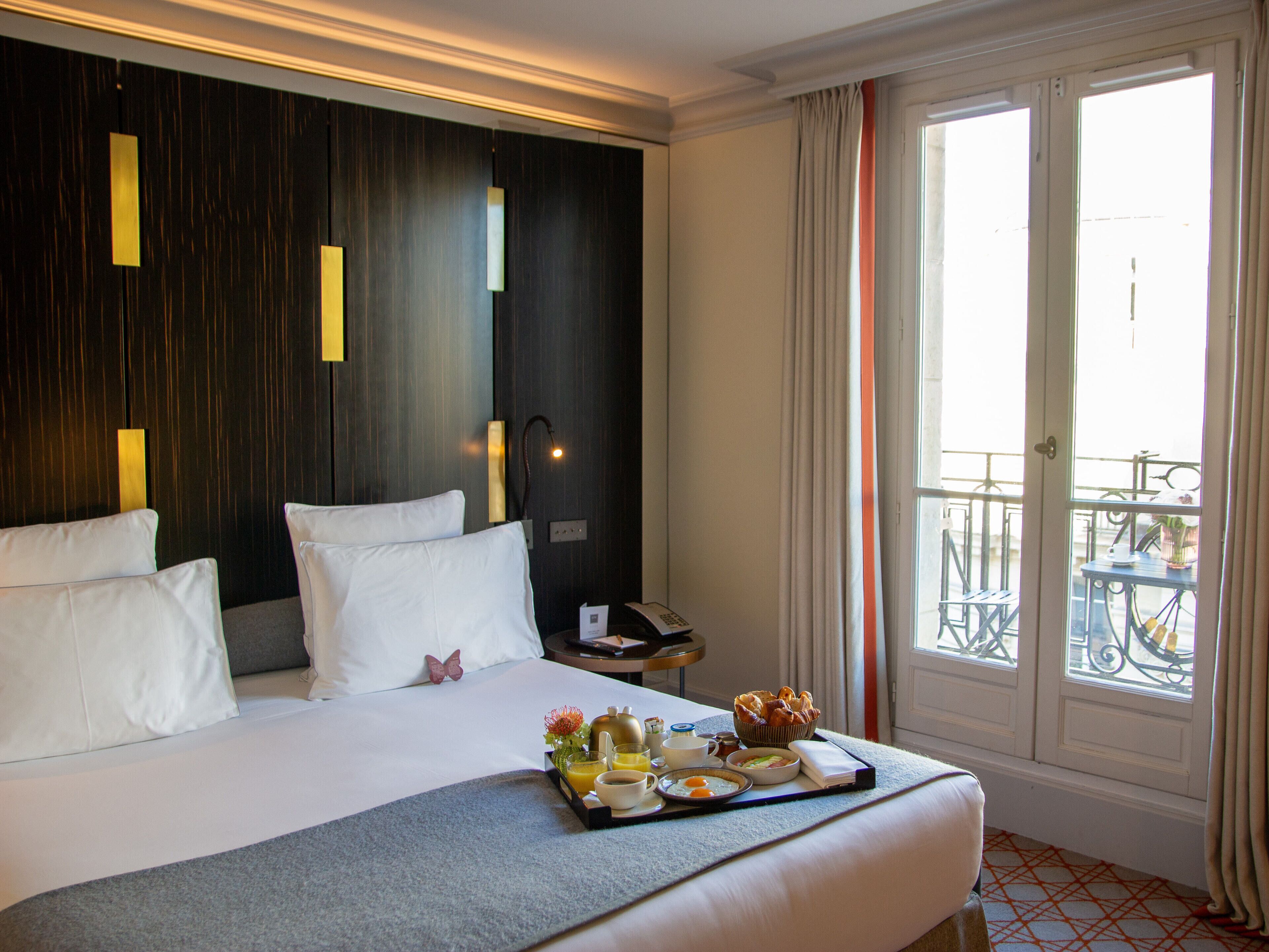 Camera Deluxe, balcone | Biancheria da letto di alta qualità, minibar, una cassaforte in camera