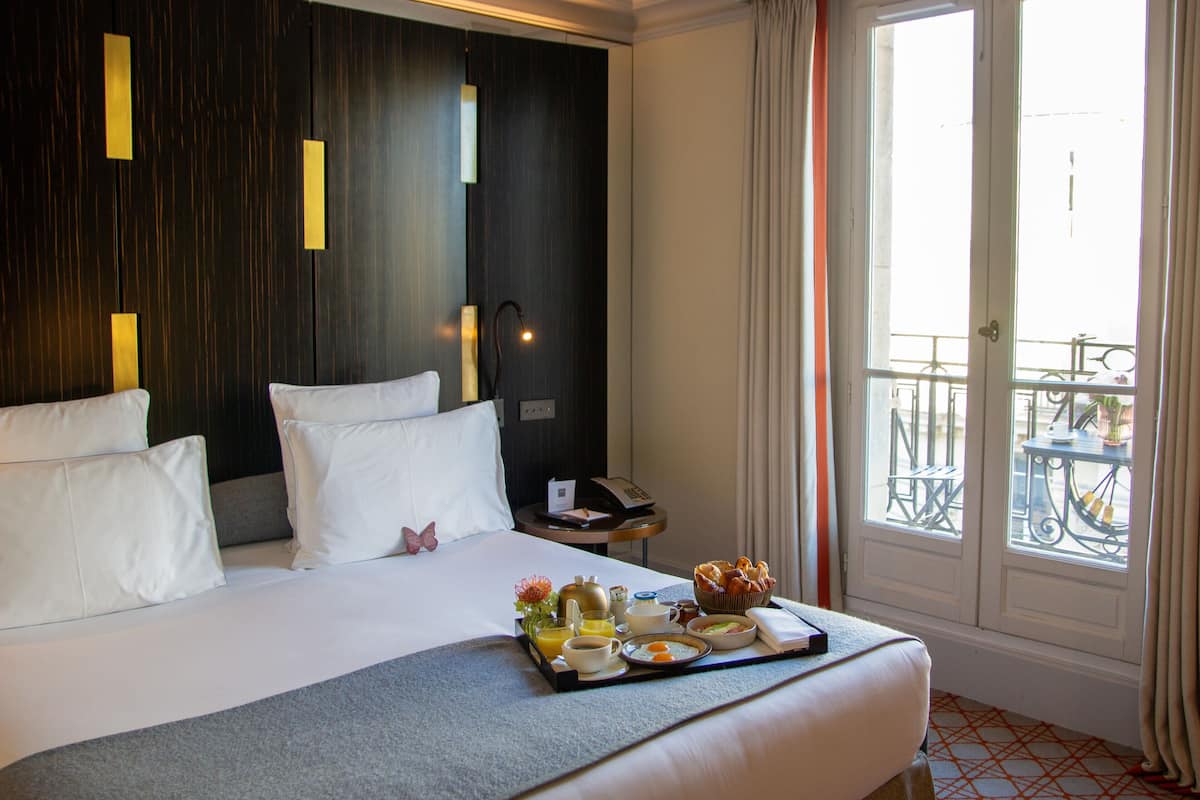 Camera Deluxe, balcone | Biancheria da letto di alta qualità, minibar, una cassaforte in camera