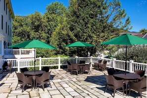 4 restaurants, breakfast, lunch, dinner served; American cuisine 