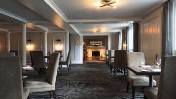 4 restaurants; breakfast, lunch, and dinner served