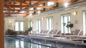 Kolam renang indoor dan kolam renang outdoor