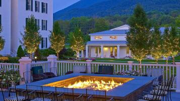 4 restaurantes; se sirve desayuno, almuerzo y cena; cocina americana