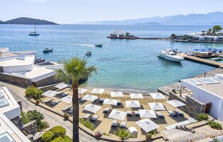 Playa privada, arena blanca, camas de playa gratis