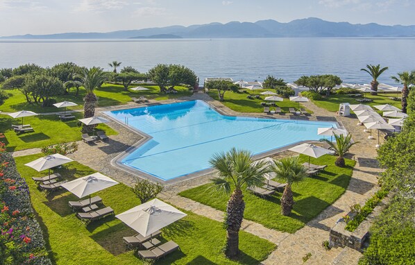 Innenpool, Außenpool (je nach Saison geöffnet), Cabañas (kostenlos)