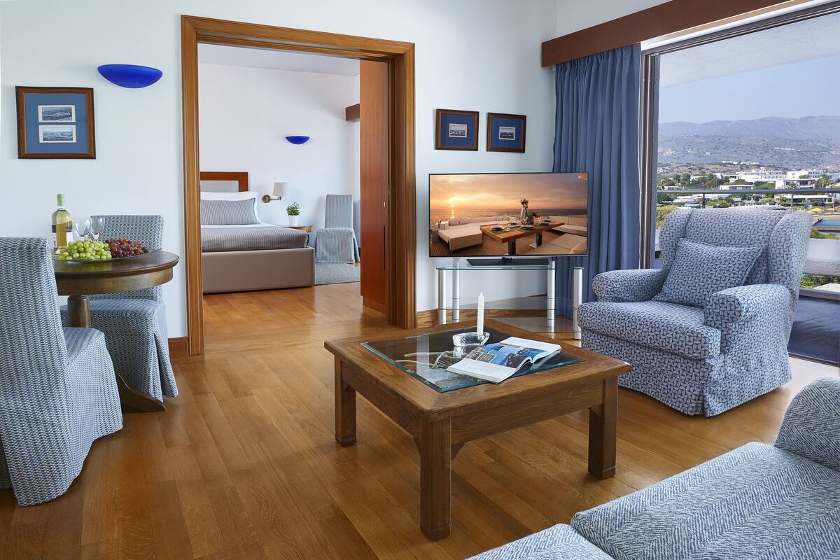 Deluxe Hotel or Bungalow Suite Sea View (One Bedroom & Sitting Room Separate or in open plan style) | 1 phòng ngủ, bộ đồ giường kháng dị ứng, minibar, két bảo mật tại phòng 