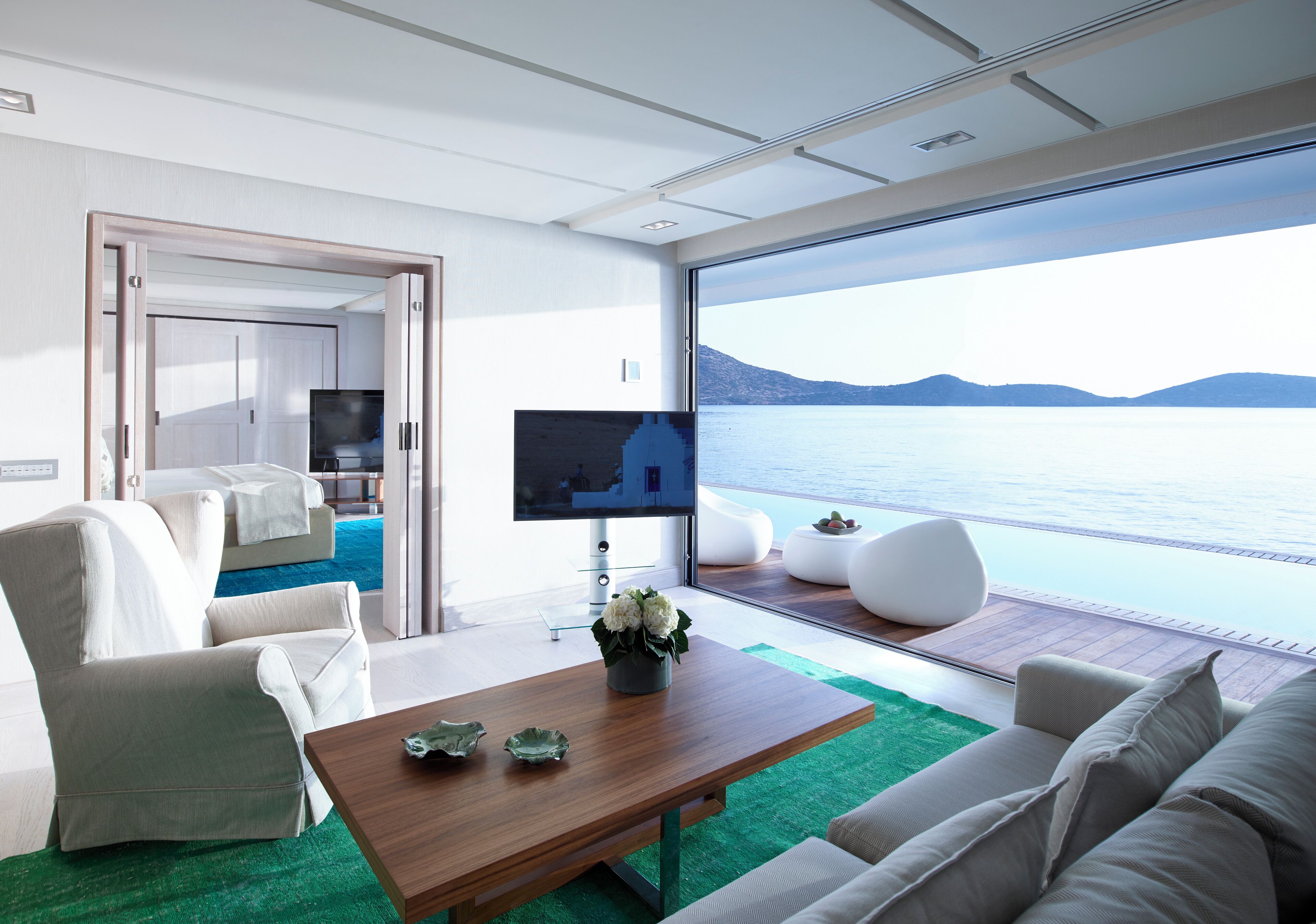 Presidential Bungalow Suite Waterfront Private Pool | Wohnbereich | Flachbildfernseher, Tischtennisplatte, Bücher