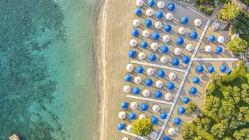 Playa privada, playa de arena blanca y camas de playa gratuitas