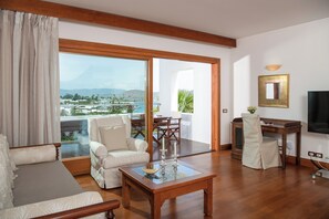 Luxury Hotel or Bungalow Suites Sea View (One Bedroom & Sitting Room Open Plan) | 1 Schlafzimmer, Allergikerbettwaren, Minibar, Zimmersafe
