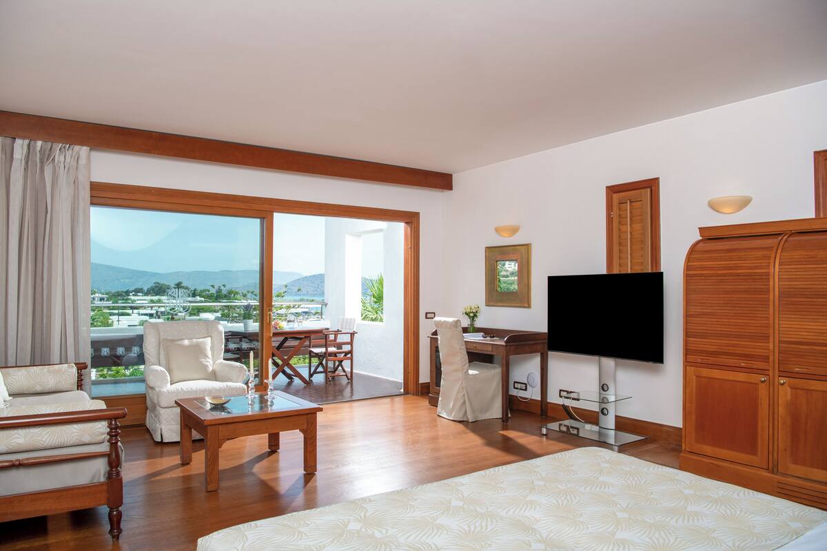 Luxury Hotel or Bungalow Suites Sea View (One Bedroom & Sitting Room Open Plan) | 1 phòng ngủ, bộ đồ giường kháng dị ứng, minibar, két bảo mật tại phòng 