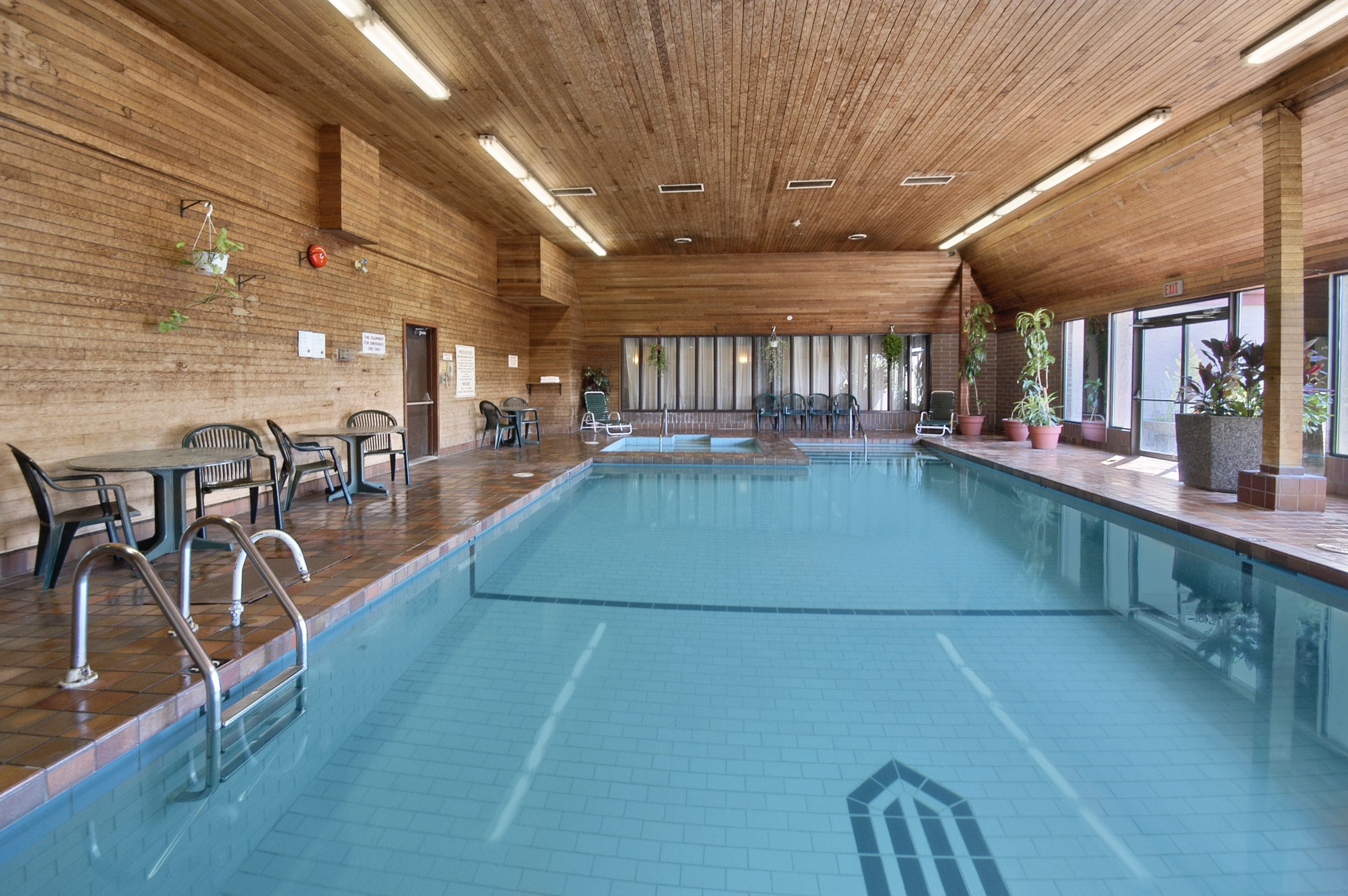 室內游泳池，提供日光浴躺椅