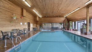 Innendørsbasseng