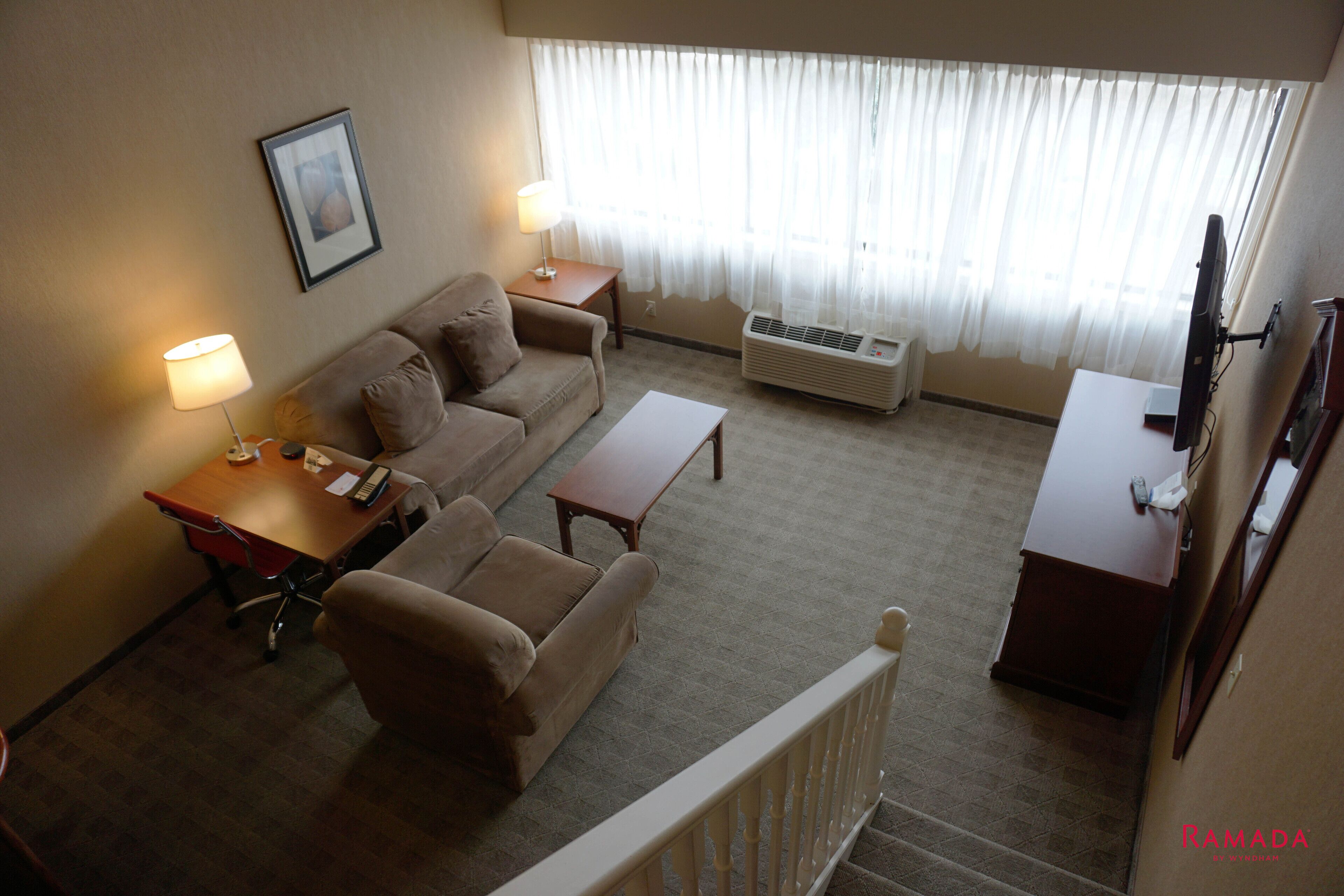 deluxe suite, 1 king bed, non smoking (loft) | in-room safe, desk, blackout curtains, iron/ironing board