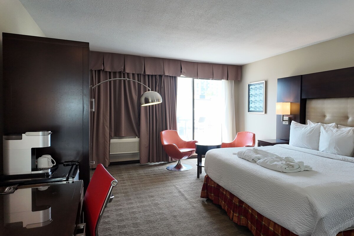 Studio Suite, 1 King Bed, Non Smoking (Mod Squad) | In-room safe, desk, blackout drapes, iron/ironing board