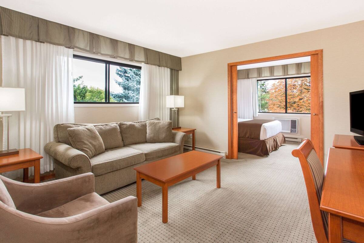 suite, 1 bedroom, non smoking | in-room safe, desk, blackout curtains, iron/ironing board