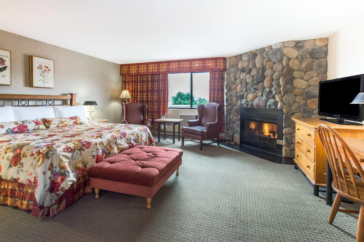 Studio Suite, 1 King Bed, Non Smoking (Mountain Lodge) | In-room safe, desk, blackout drapes, iron/ironing board