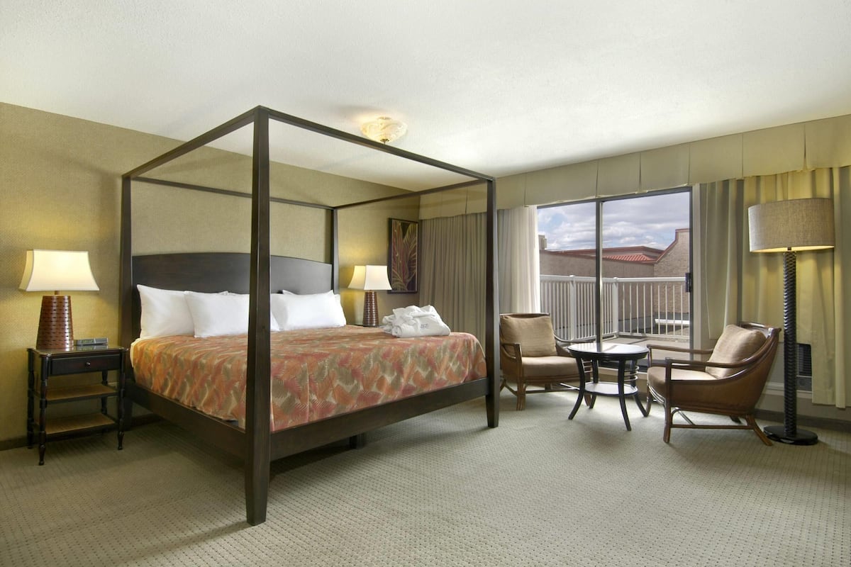 Studio Suite, 1 King Bed, Non Smoking (Polynesian) | In-room safe, desk, blackout drapes, iron/ironing board