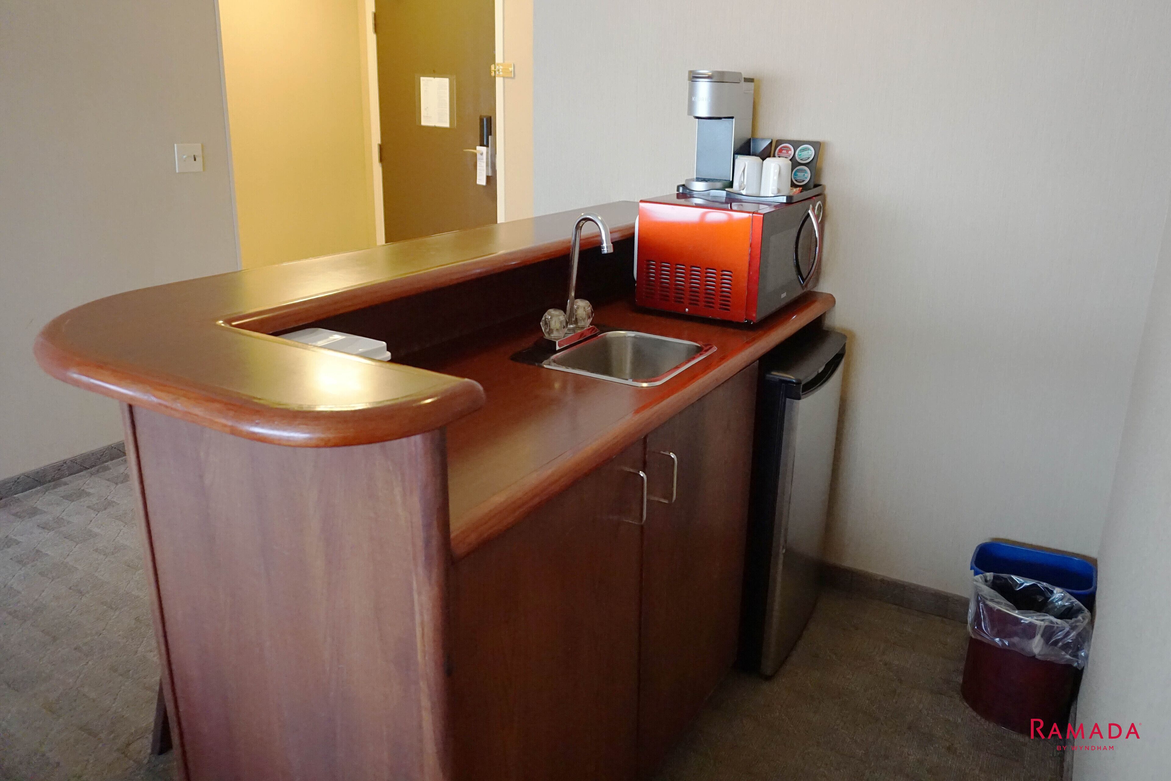 deluxe suite, 1 king bed, non smoking (loft) | in-room safe, desk, blackout curtains, iron/ironing board