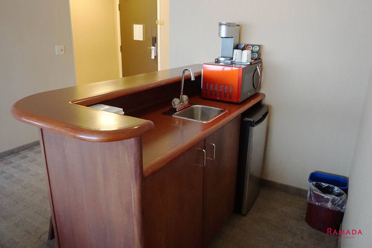 deluxe suite, 1 king bed, non smoking (loft) | in-room safe, desk, blackout curtains, iron/ironing board