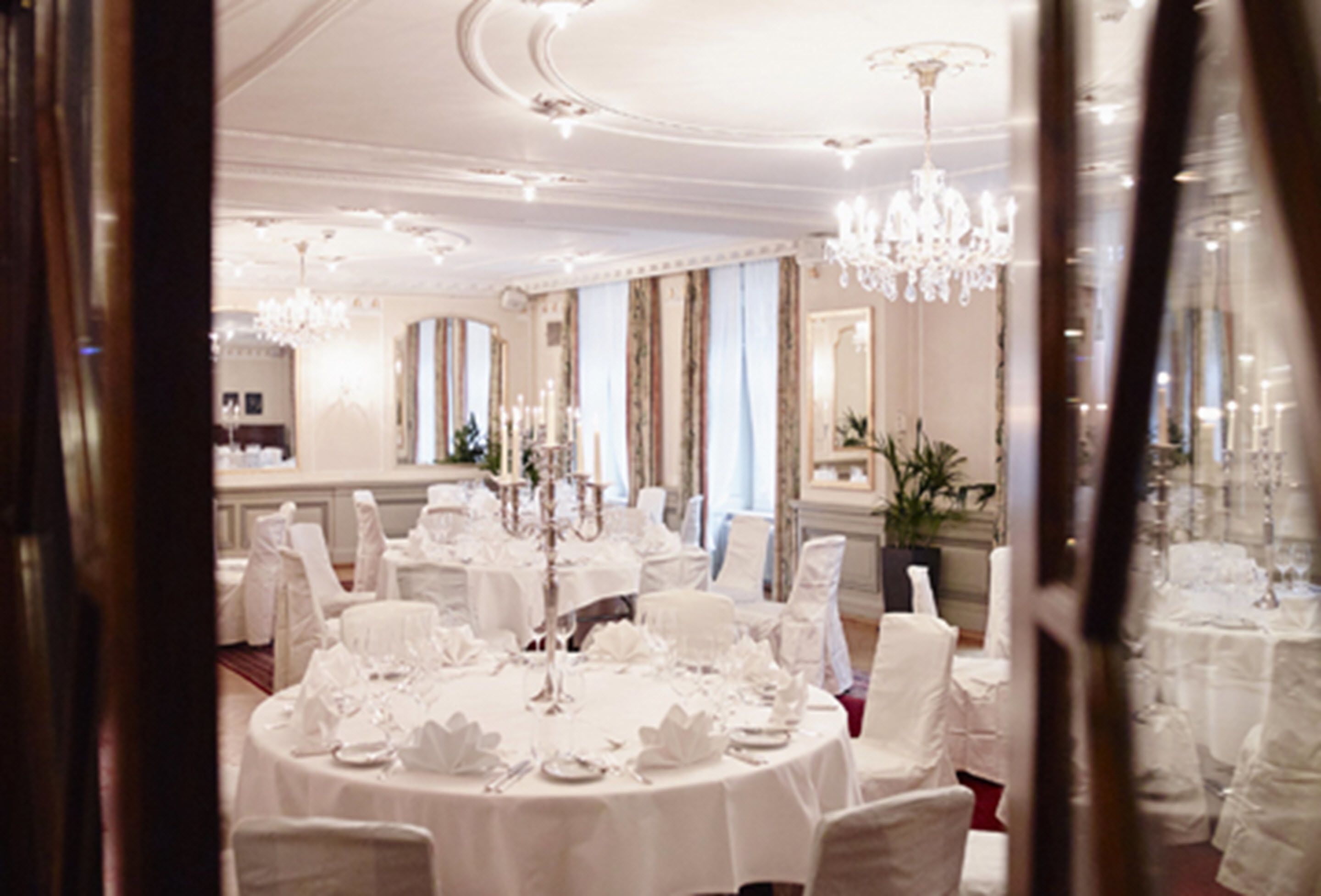 2 restaurants, lunch, dinner served; international cuisine