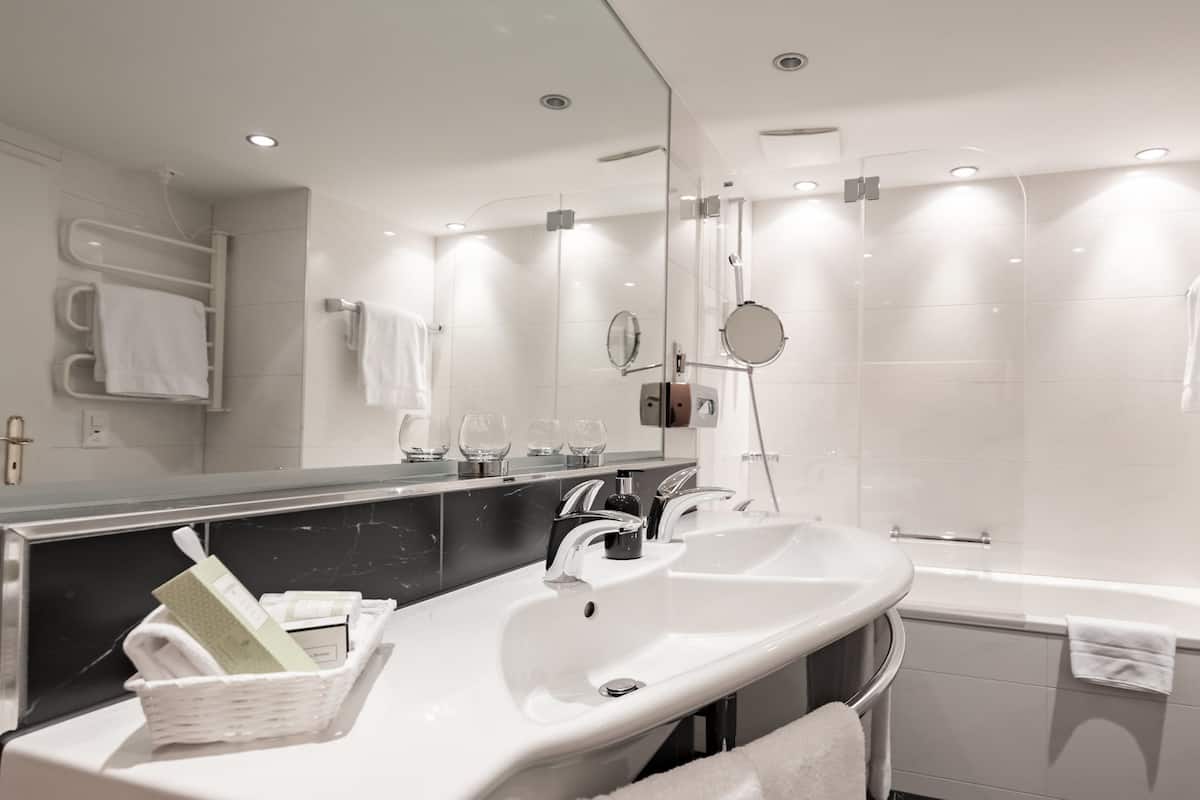 1 bedroom, hypo-allergenic bedding, down duvets, minibar