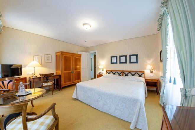 Ropa de cama hipoalergénica, cubrecamas y minibar 