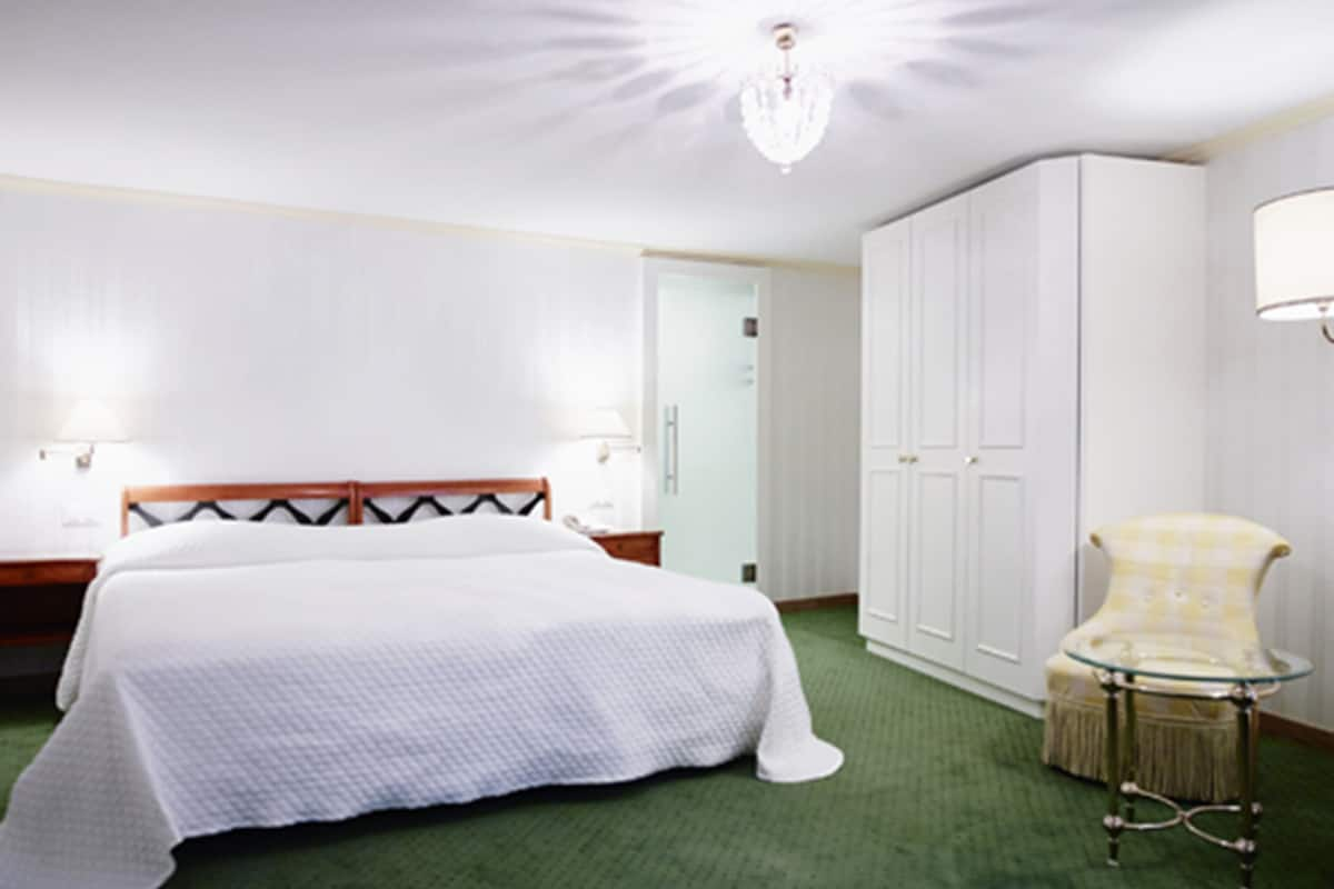 Classic Twin Room | Hypo-allergenic bedding, down duvets, minibar, in-room safe