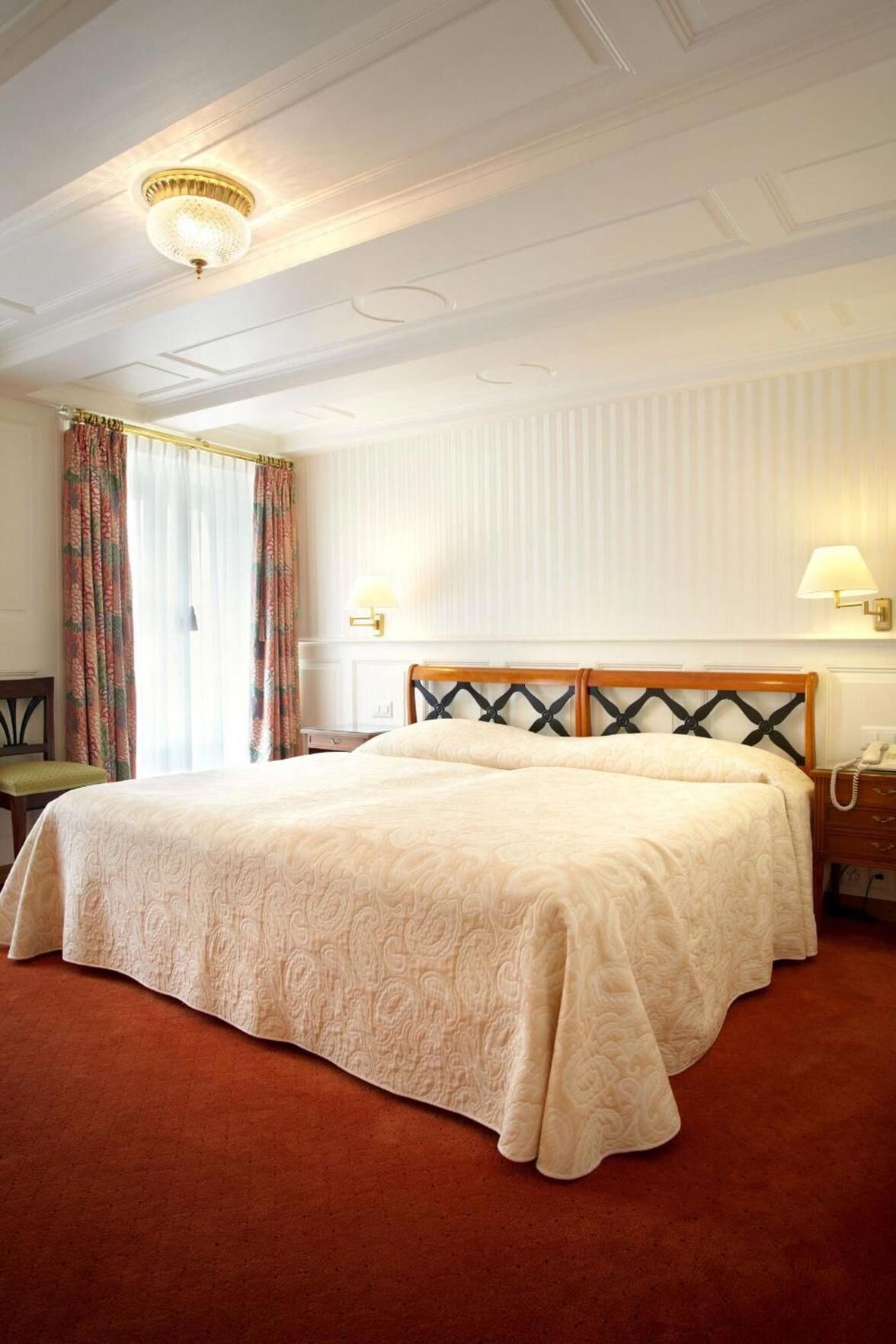 Ropa de cama hipoalergénica, edredón y minibar 