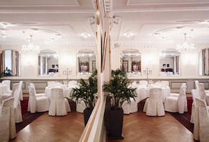 2 restauranter, der serverer frokost og aftensmad