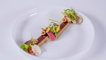 Un plato blanco con una presentación de comida.