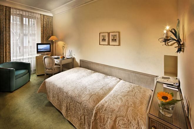 Ropa de cama hipoalergénica, cubrecamas y minibar 
