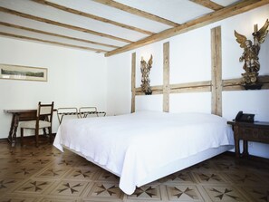 Habitación individual superior | Ropa de cama hipoalergénica, edredones de plumas, minibar y caja fuerte