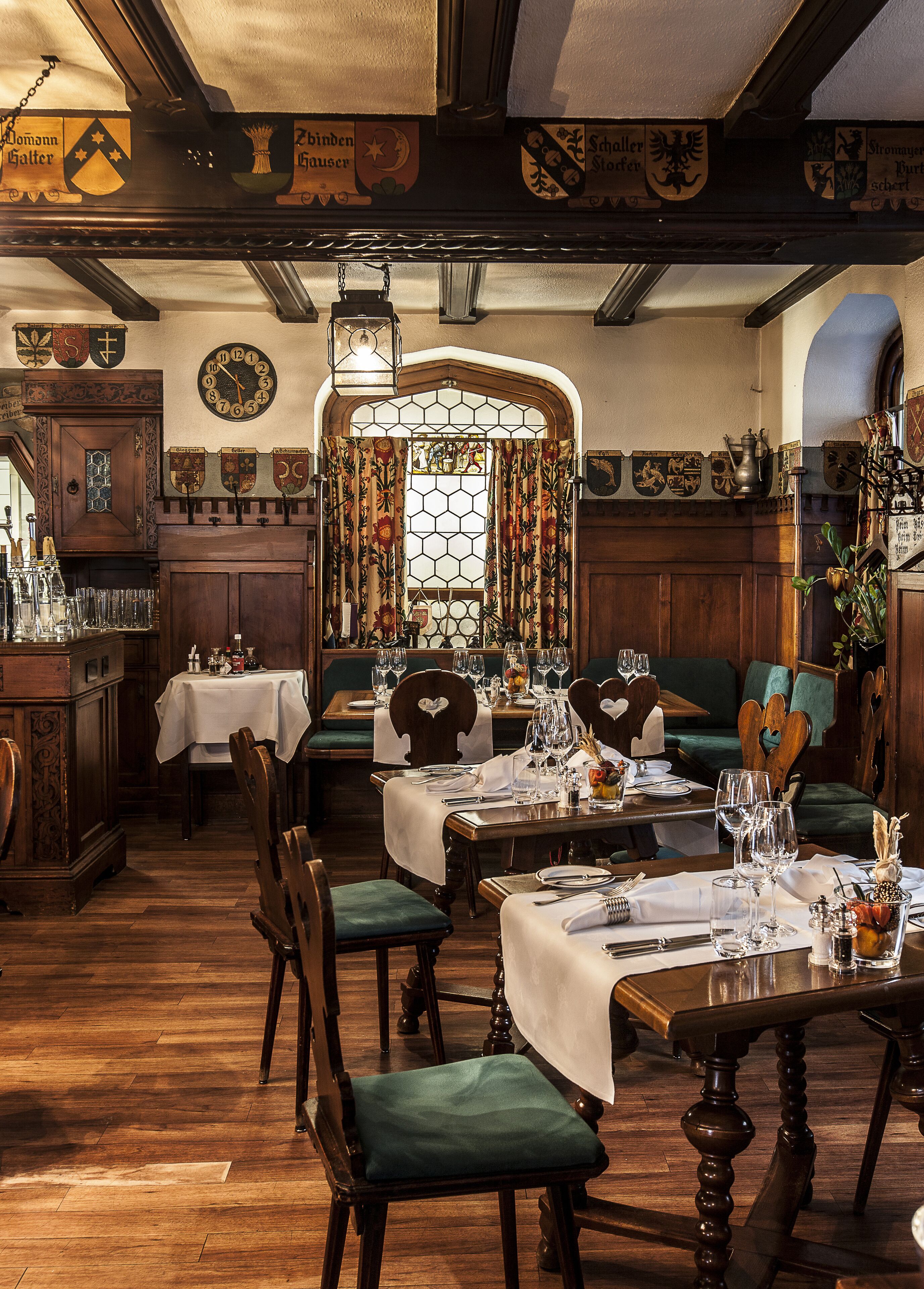 2 restaurants servant le déjeuner, spécialités Cuisine internationale