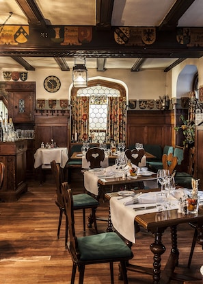 2 restaurants servant le déjeuner, spécialités Cuisine internationale