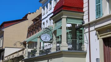 Un edificio con un letrero que dice "Terrasse Wilden Mann".